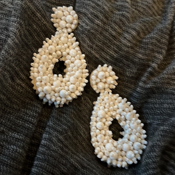 Beautiful beaded earrings, white, light weight - Picture 3 of 3
